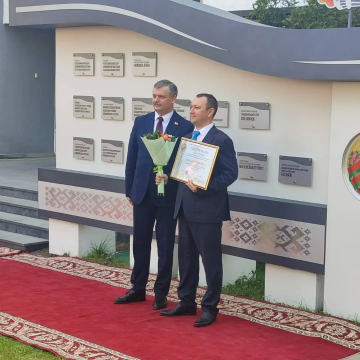 У парадного входа Министерства спорта и туризма торжественно обновили Доску почета